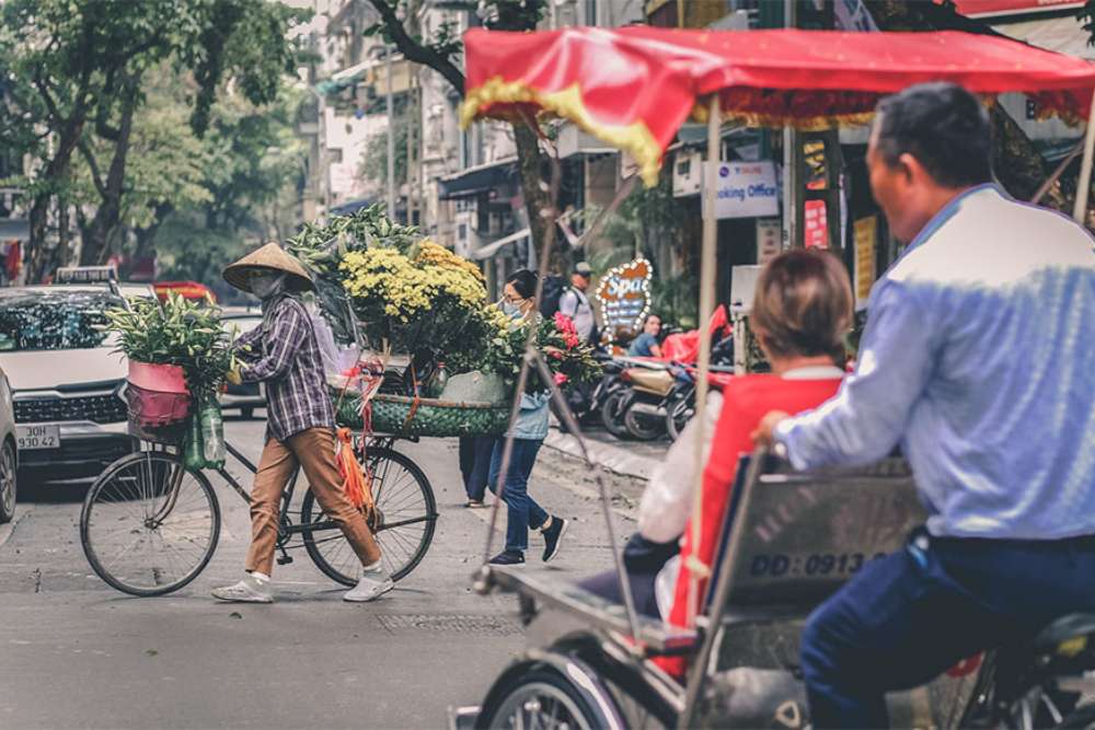 Cyclo amenant des touristes visiter le vieux quartier de Hanoi